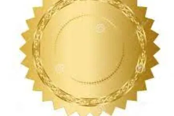 A gold seal with a chain around it.
